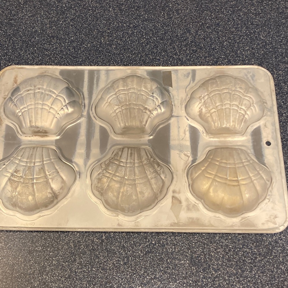 Shell-Shaped Baking Mold - Picture 2 of 2
